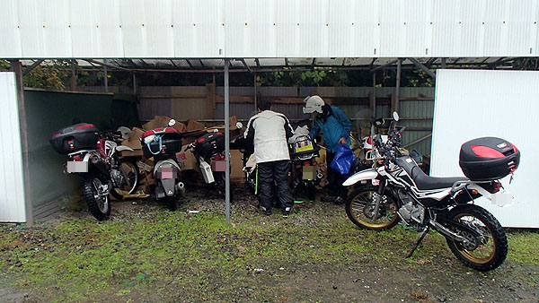 屋根の下に駐車
